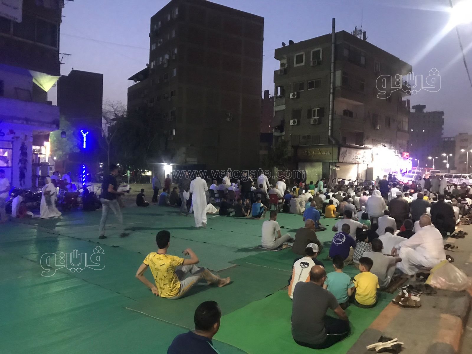 بدء توافد المصلين على ساحة مصطفى محمود استعدادا لصلاة عيد الفطر (1)