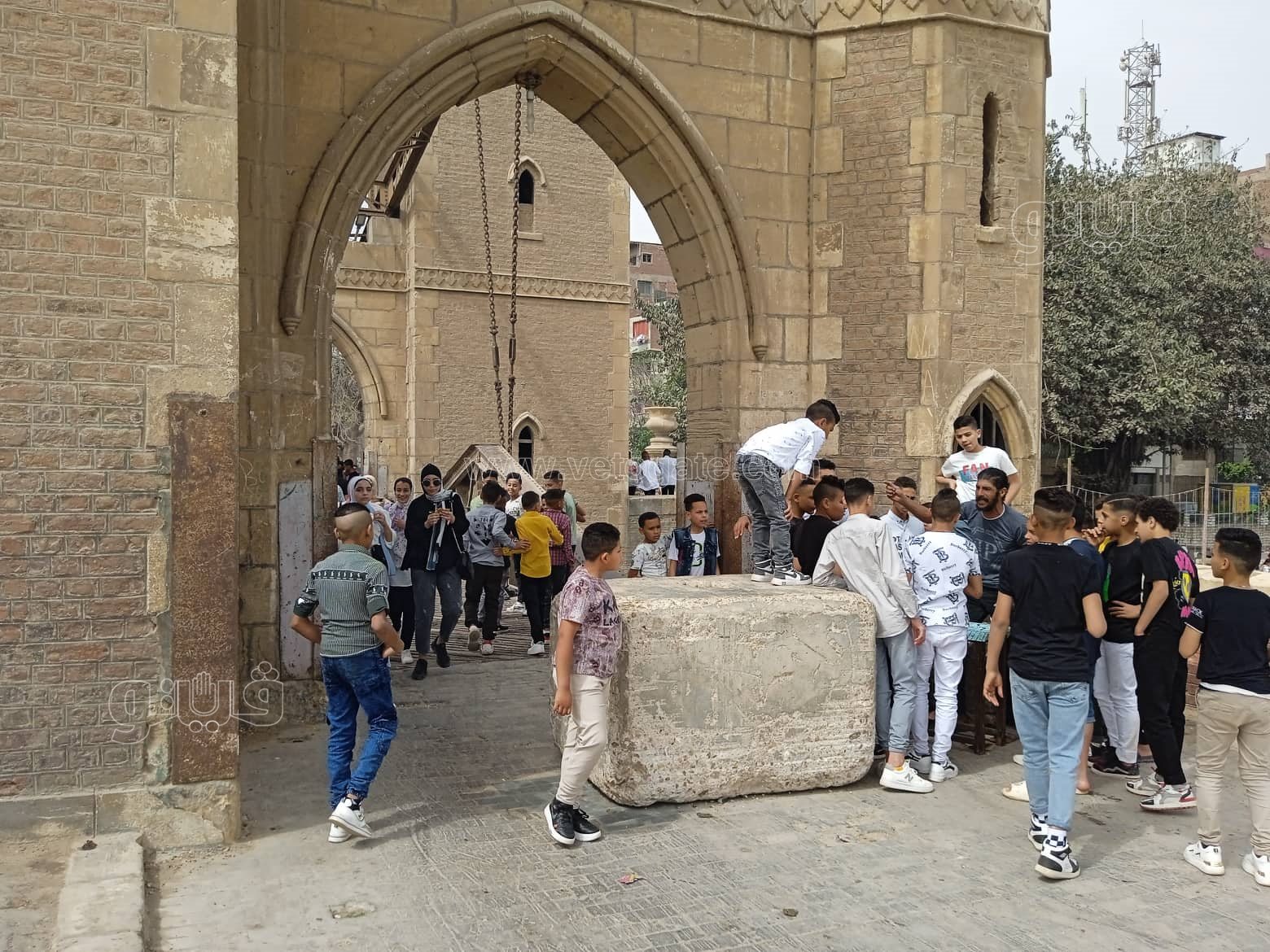 الأطفال والمراهقون يتوافدون على القناطر الخيرية (8)