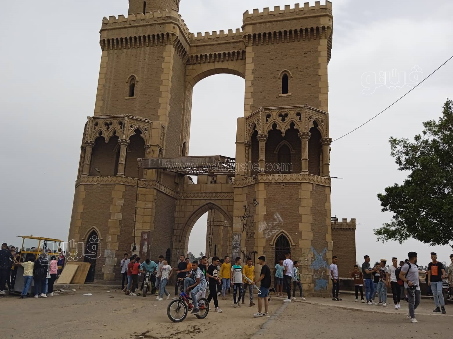 الأطفال والمراهقون يتوافدون على القناطر الخيرية (9)