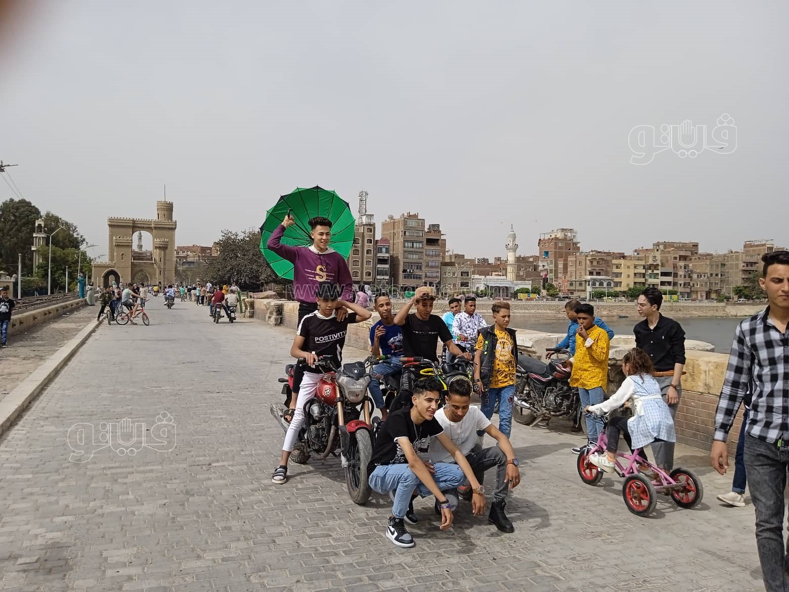 الأطفال والمراهقون يتوافدون على القناطر الخيرية (22)