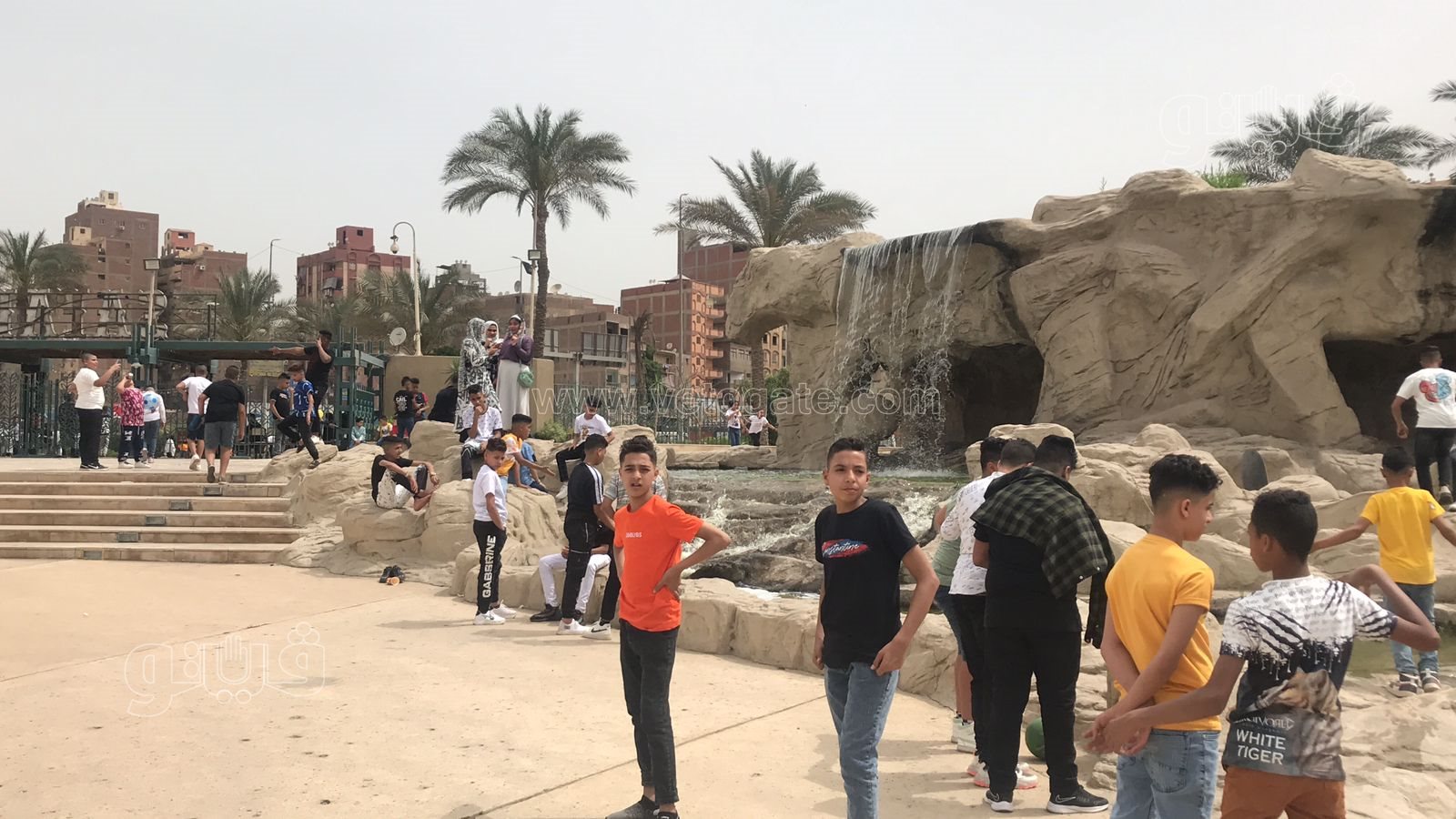 بطريقة غريبة.. زوار حديقة الجيزة يحتفلون بأول أيام العيد (1)