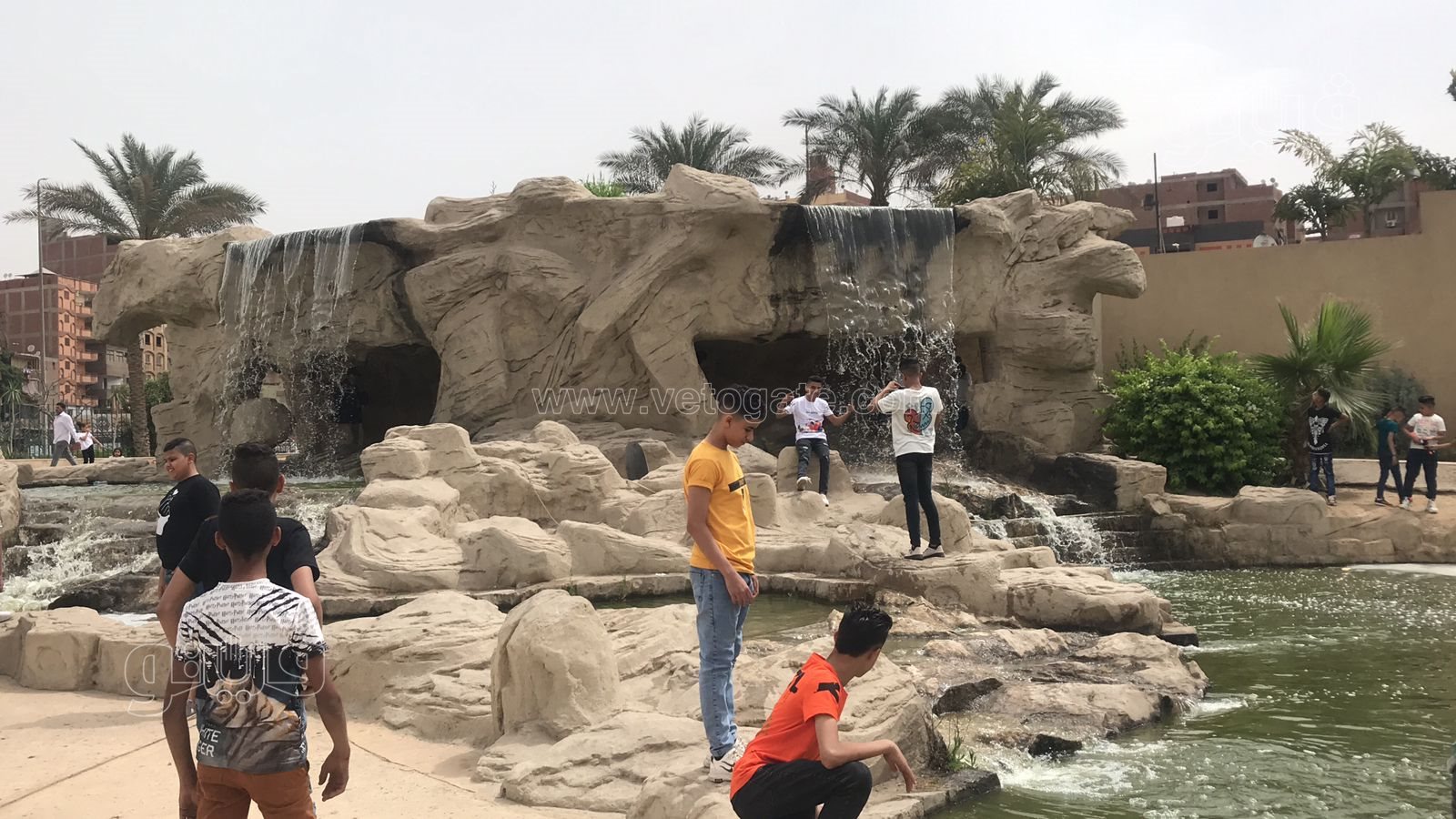 بطريقة غريبة.. زوار حديقة الجيزة يحتفلون بأول أيام العيد (2)