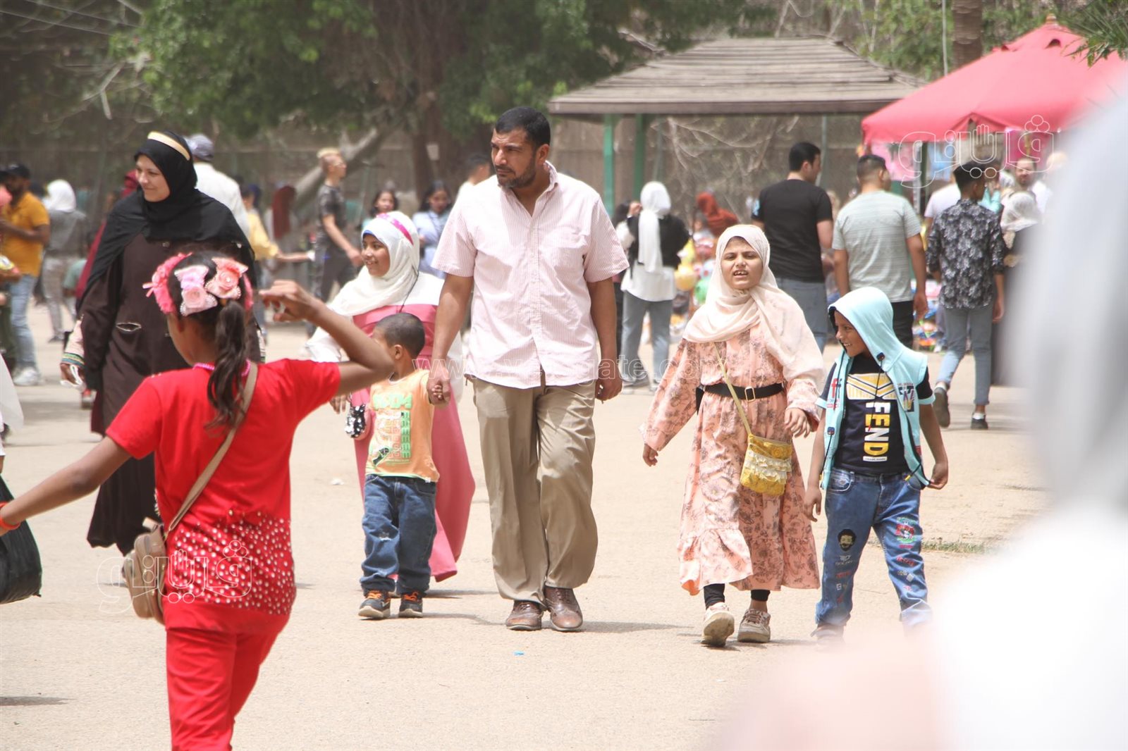 زحام شديد من المواطنين على حديقة الحيوان في العيد (4)