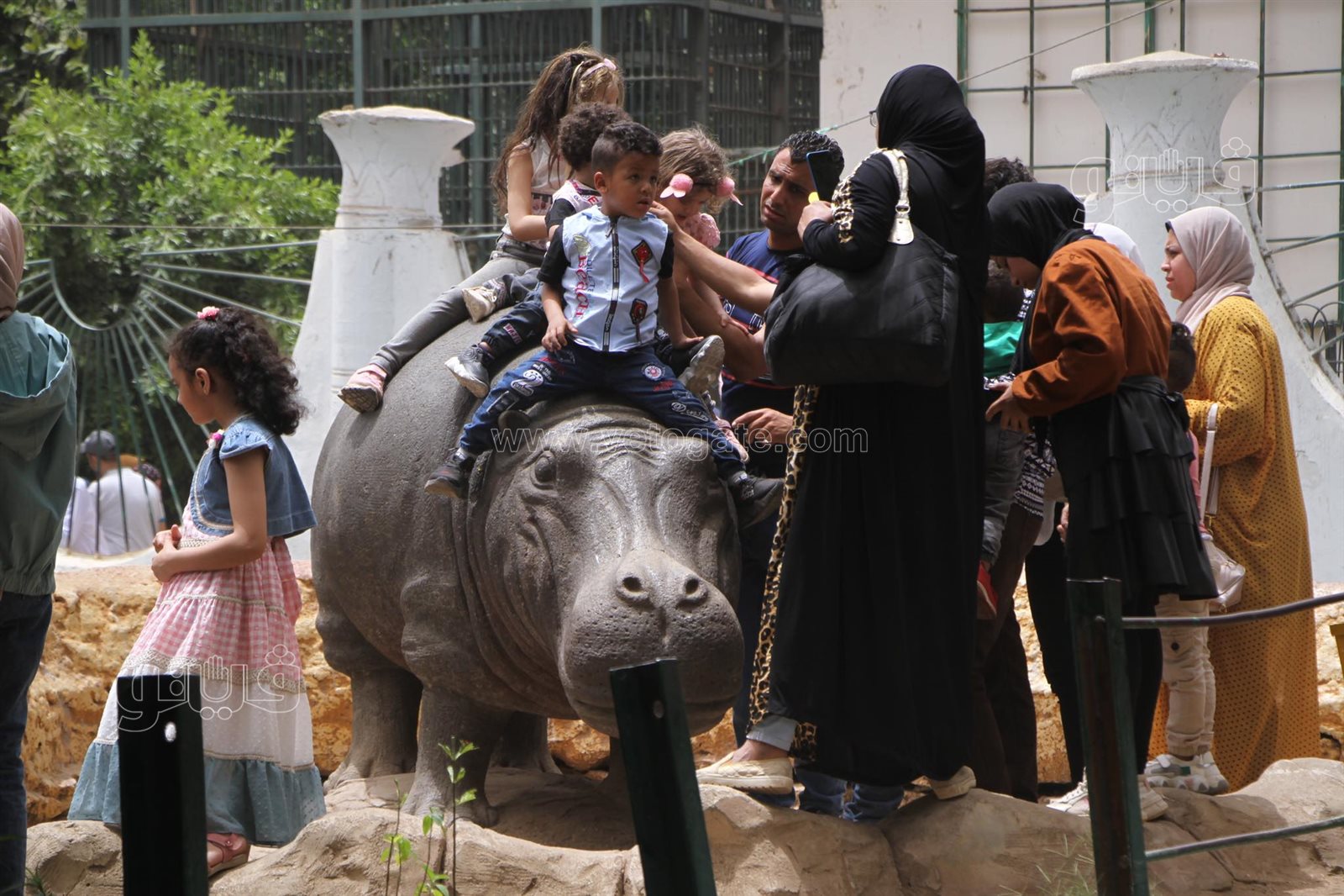 زحام شديد من المواطنين على حديقة الحيوان في العيد (27)