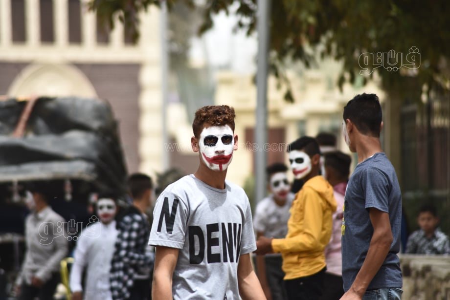  قناع الجوكر موضة المراهقين في عيد الفطر بالقناطر الخيرية (1)