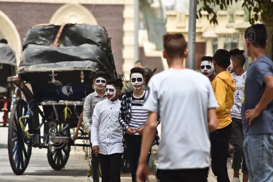  قناع الجوكر موضة المراهقين في عيد الفطر بالقناطر الخيرية (2)