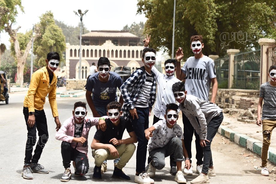  قناع الجوكر موضة المراهقين في عيد الفطر بالقناطر الخيرية (3)