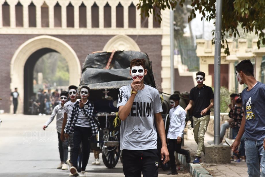  قناع الجوكر موضة المراهقين في عيد الفطر بالقناطر الخيرية (4)