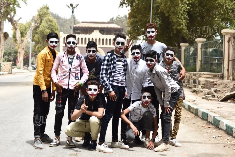  قناع الجوكر موضة المراهقين في عيد الفطر بالقناطر الخيرية (6)