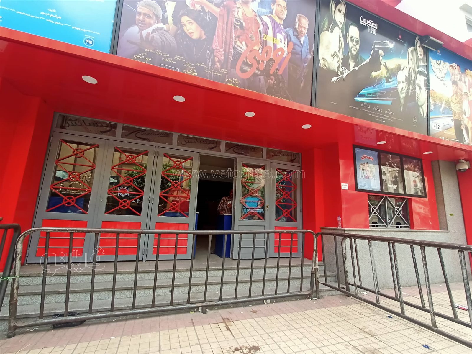 شوارع وسط القاهرة تجذب المراهقين.. وضعف الإقبال على السينمات (14)