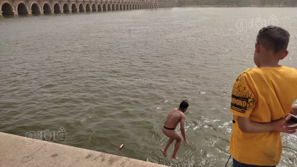 هربًا من الحر.. الأطفال يقفزون في نهر النيل بالقناطر الخيرية (2)