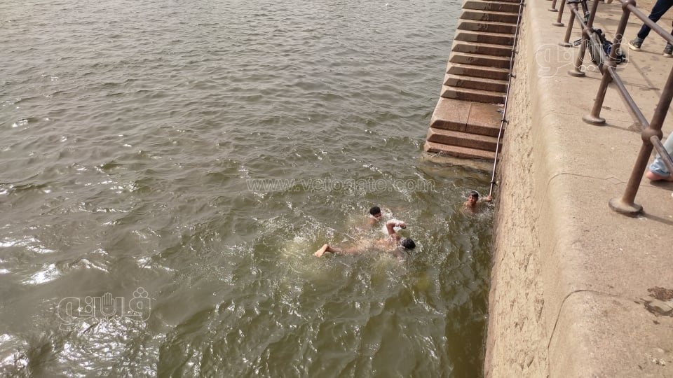 هربًا من الحر.. الأطفال يقفزون في نهر النيل بالقناطر الخيرية (4)