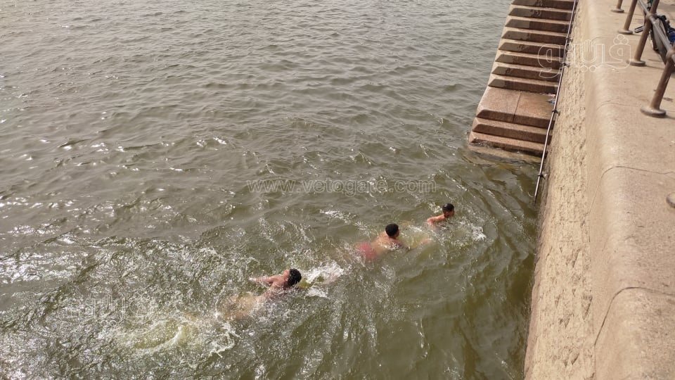 هربًا من الحر.. الأطفال يقفزون في نهر النيل بالقناطر الخيرية (5)