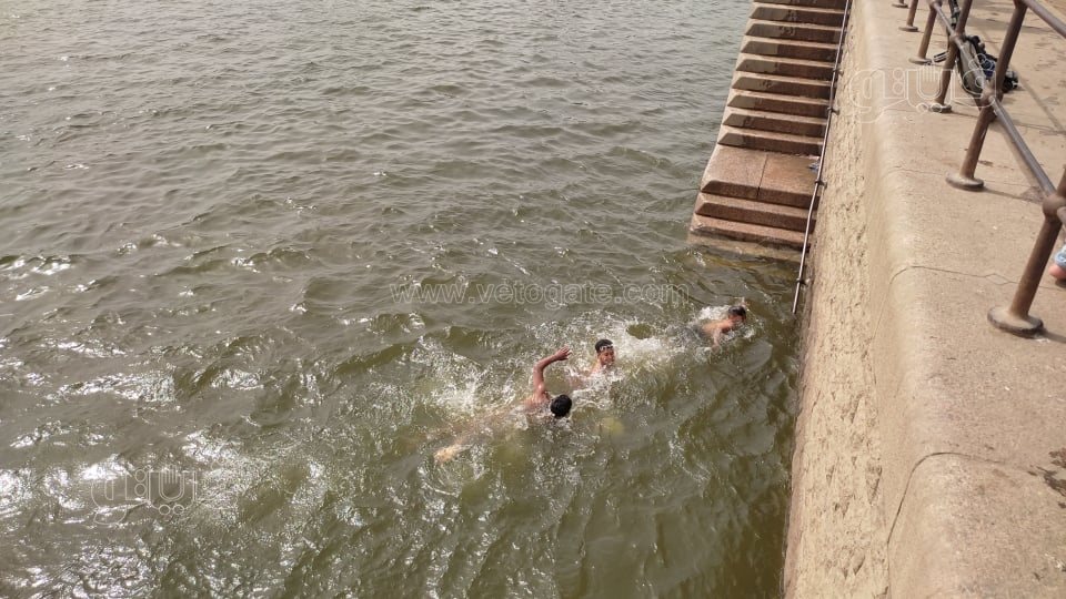 هربًا من الحر.. الأطفال يقفزون في نهر النيل بالقناطر الخيرية (6)