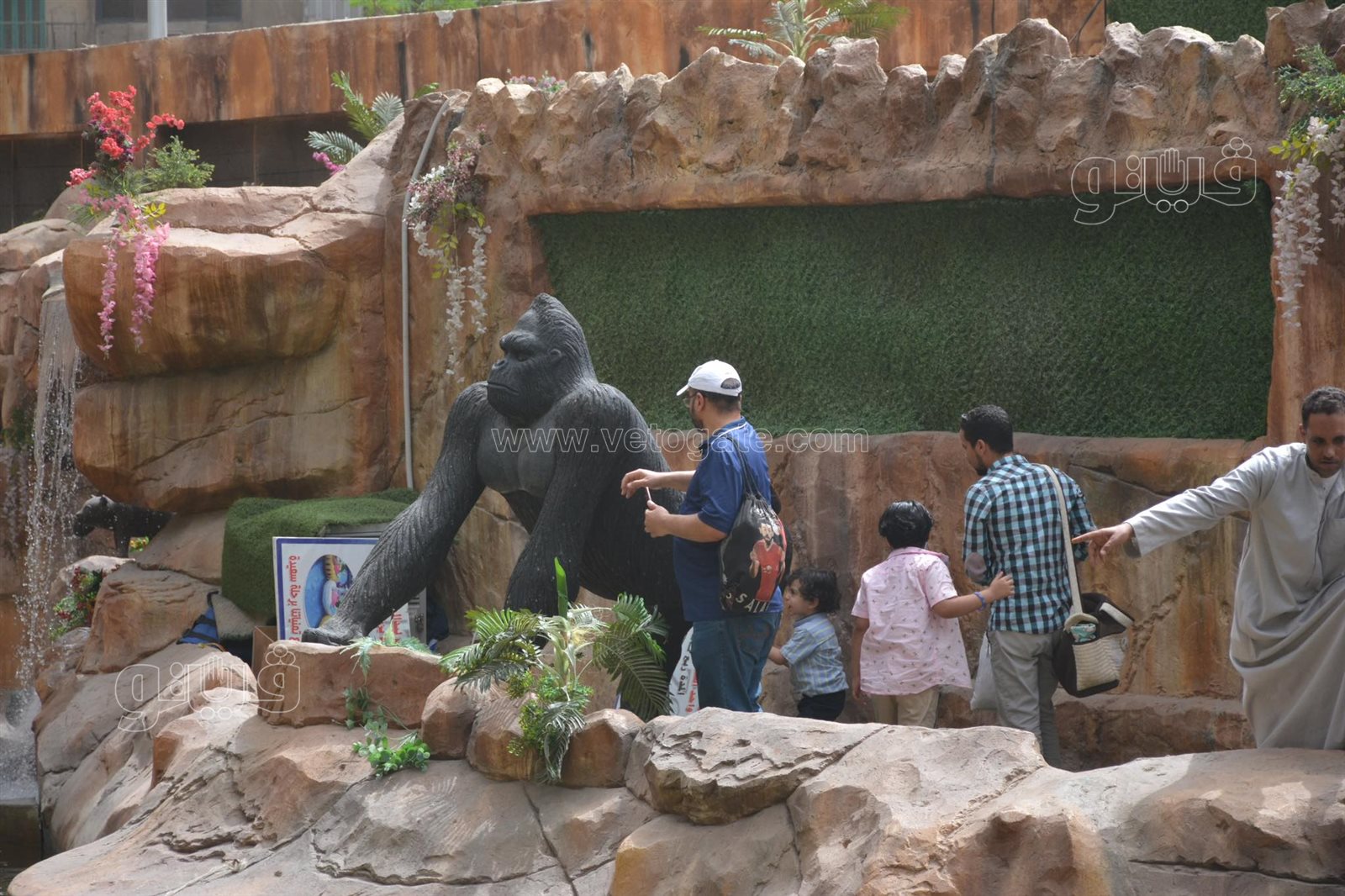 رغم التحذيرات الأطفال يتسلقون الجيلاية والأقفاص بحديقة الحيوانات (2)