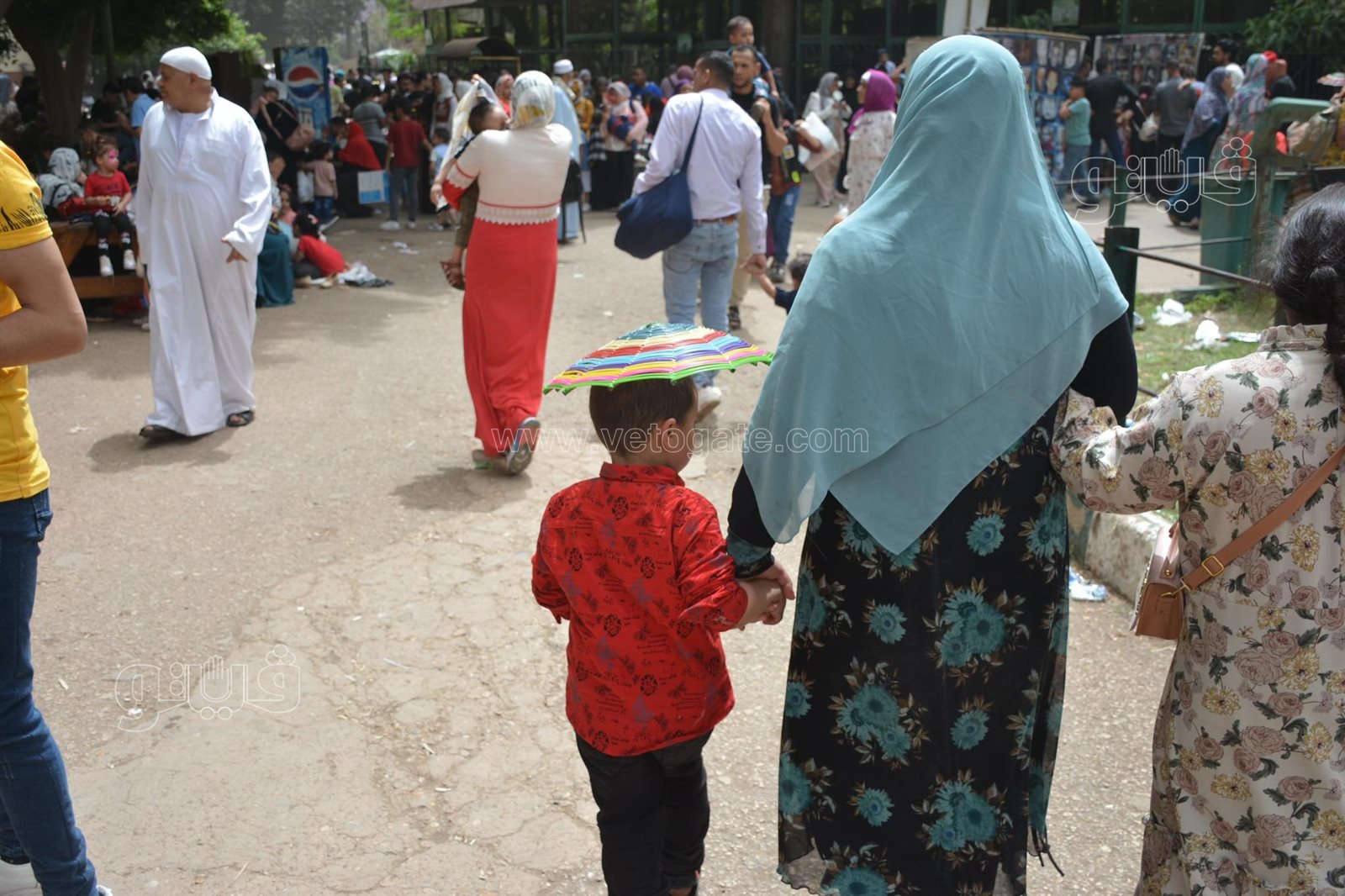 رغم التحذيرات الأطفال يتسلقون الجيلاية والأقفاص بحديقة الحيوانات (9)