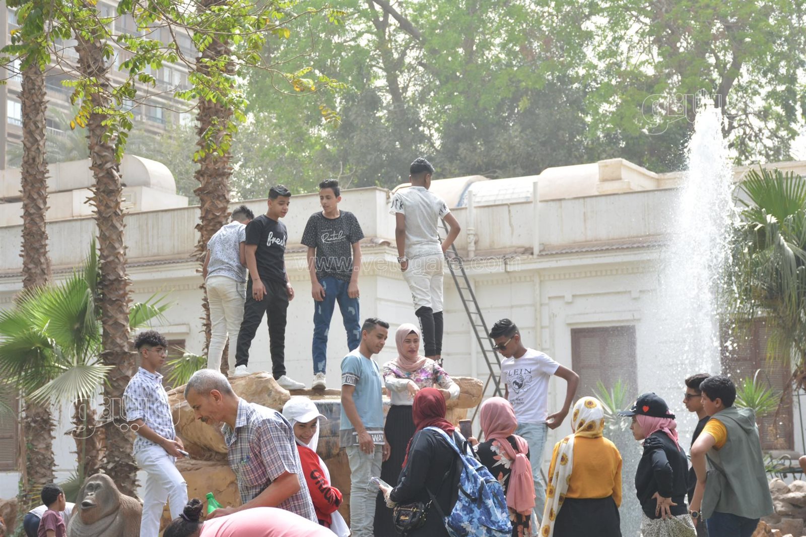 رغم التحذيرات الأطفال يتسلقون الجيلاية والأقفاص بحديقة الحيوانات (10)