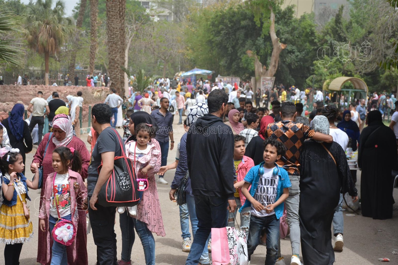 رغم التحذيرات الأطفال يتسلقون الجيلاية والأقفاص بحديقة الحيوانات (12)