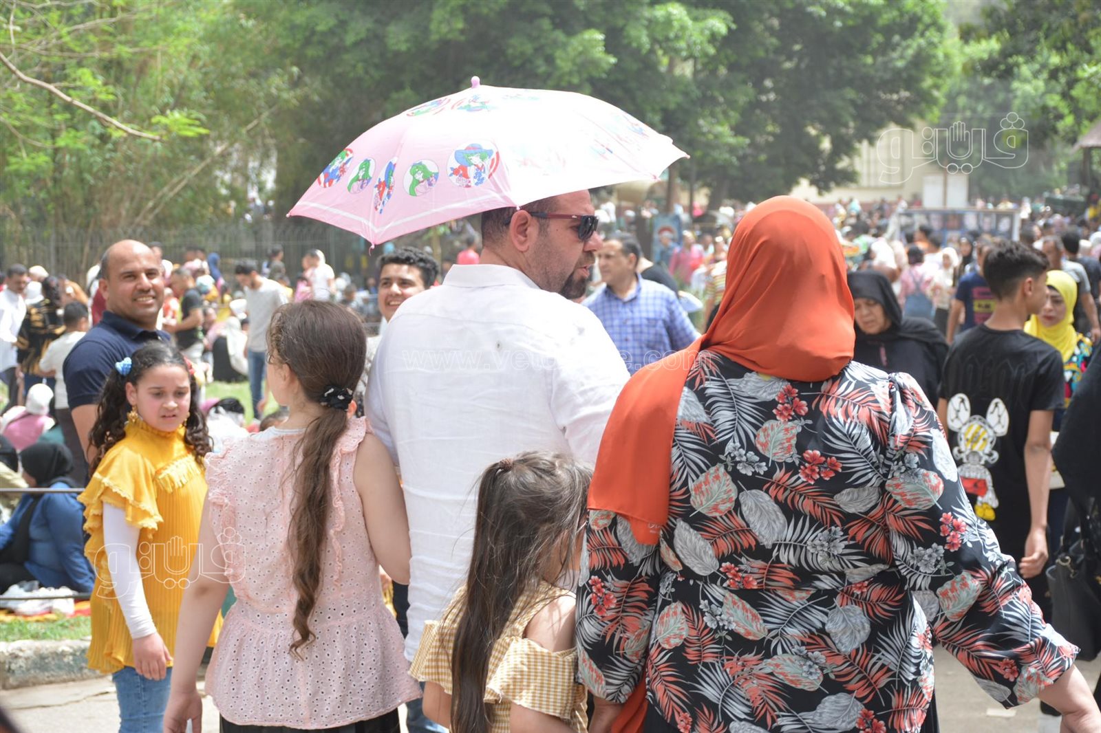 رغم التحذيرات الأطفال يتسلقون الجيلاية والأقفاص بحديقة الحيوانات (14)