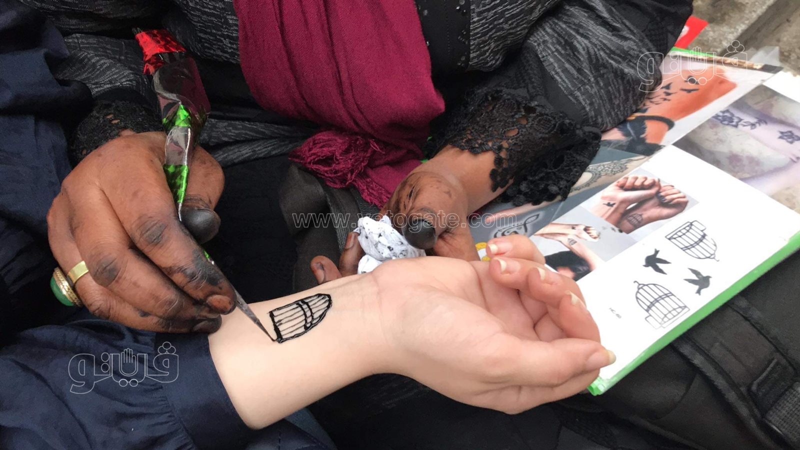 التاتو يجذب زوار شارع المعز في ثاني أيام عيد الفطر (2)