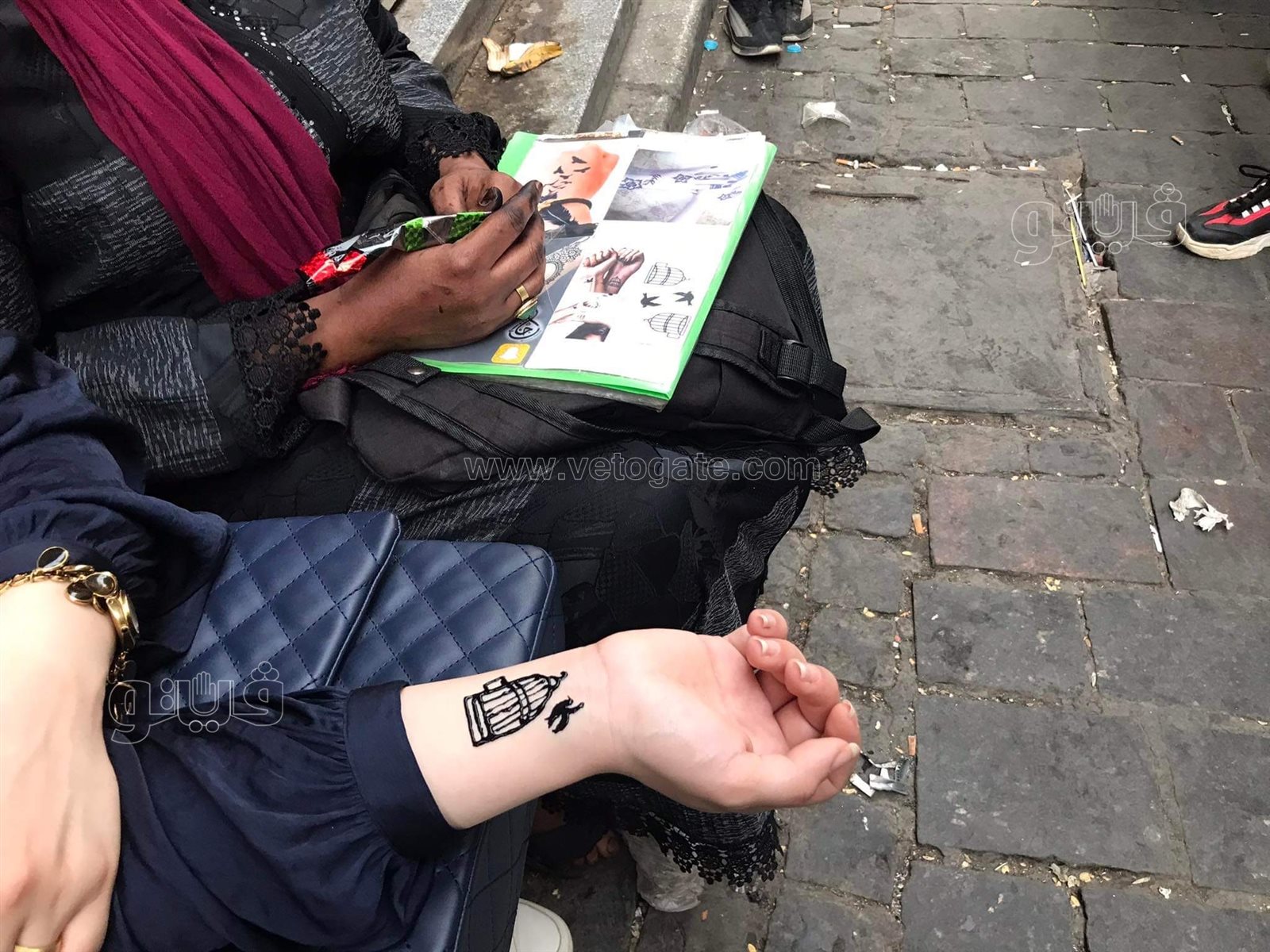 التاتو يجذب زوار شارع المعز في ثاني أيام عيد الفطر (4)