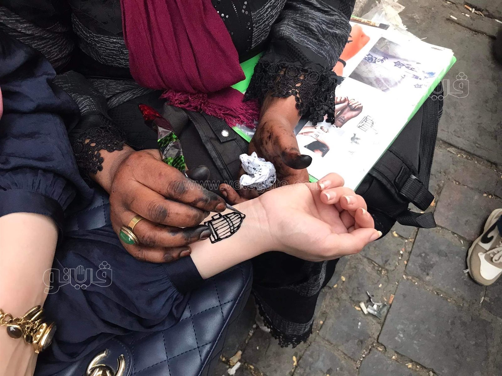 التاتو يجذب زوار شارع المعز في ثاني أيام عيد الفطر (5)