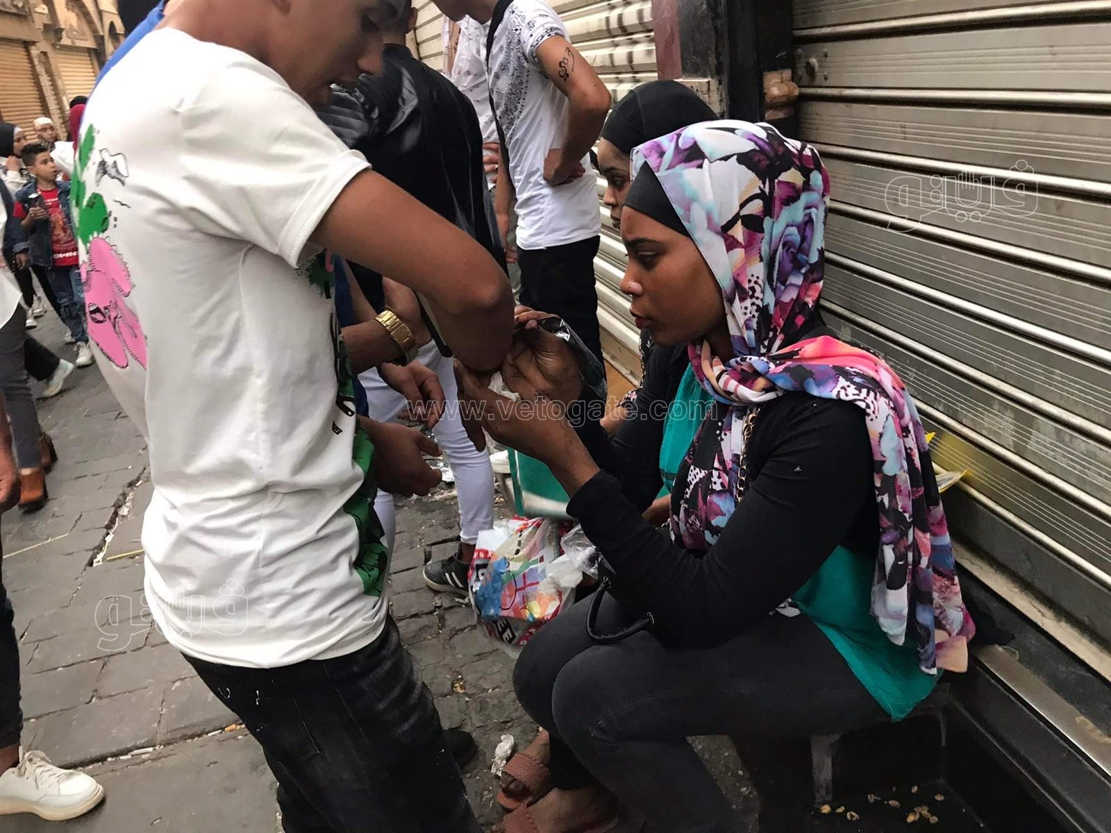 التاتو يجذب زوار شارع المعز في ثاني أيام عيد الفطر (6)