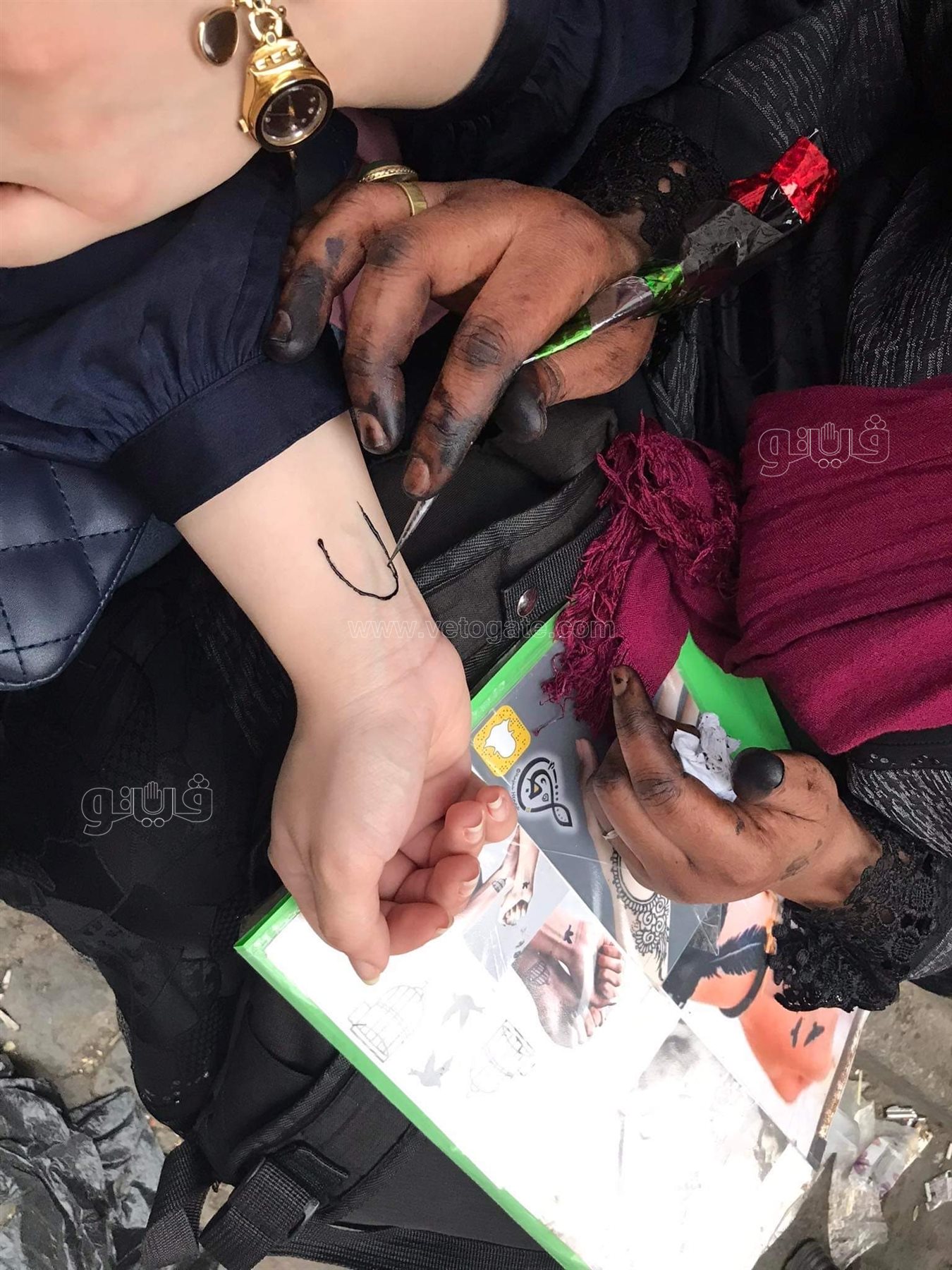 التاتو يجذب زوار شارع المعز في ثاني أيام عيد الفطر (7)