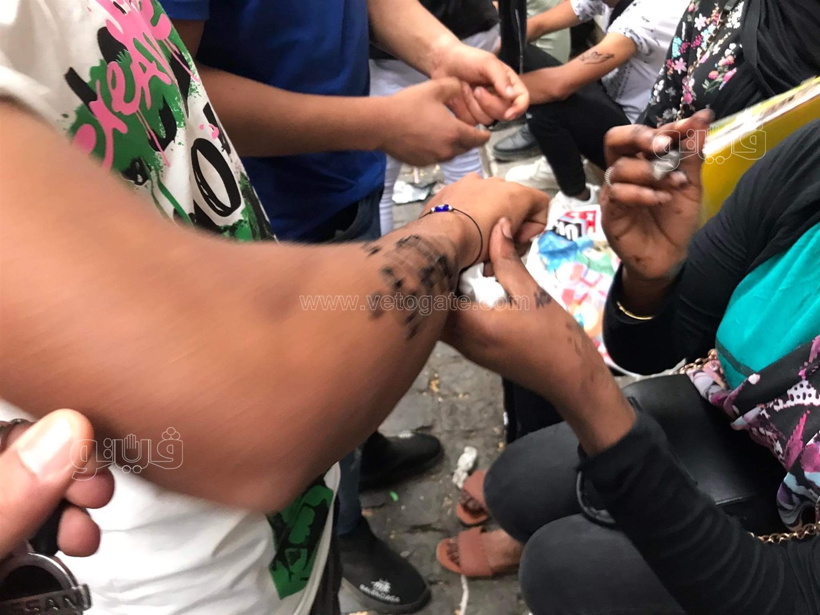 التاتو يجذب زوار شارع المعز في ثاني أيام عيد الفطر (8)