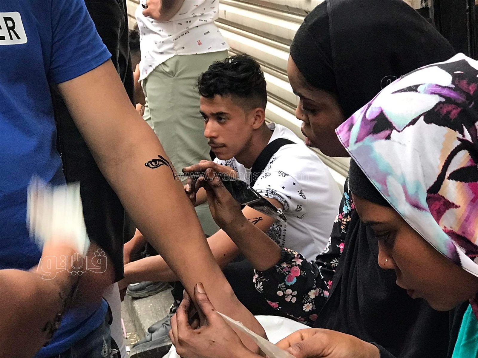 التاتو يجذب زوار شارع المعز في ثاني أيام عيد الفطر (9)