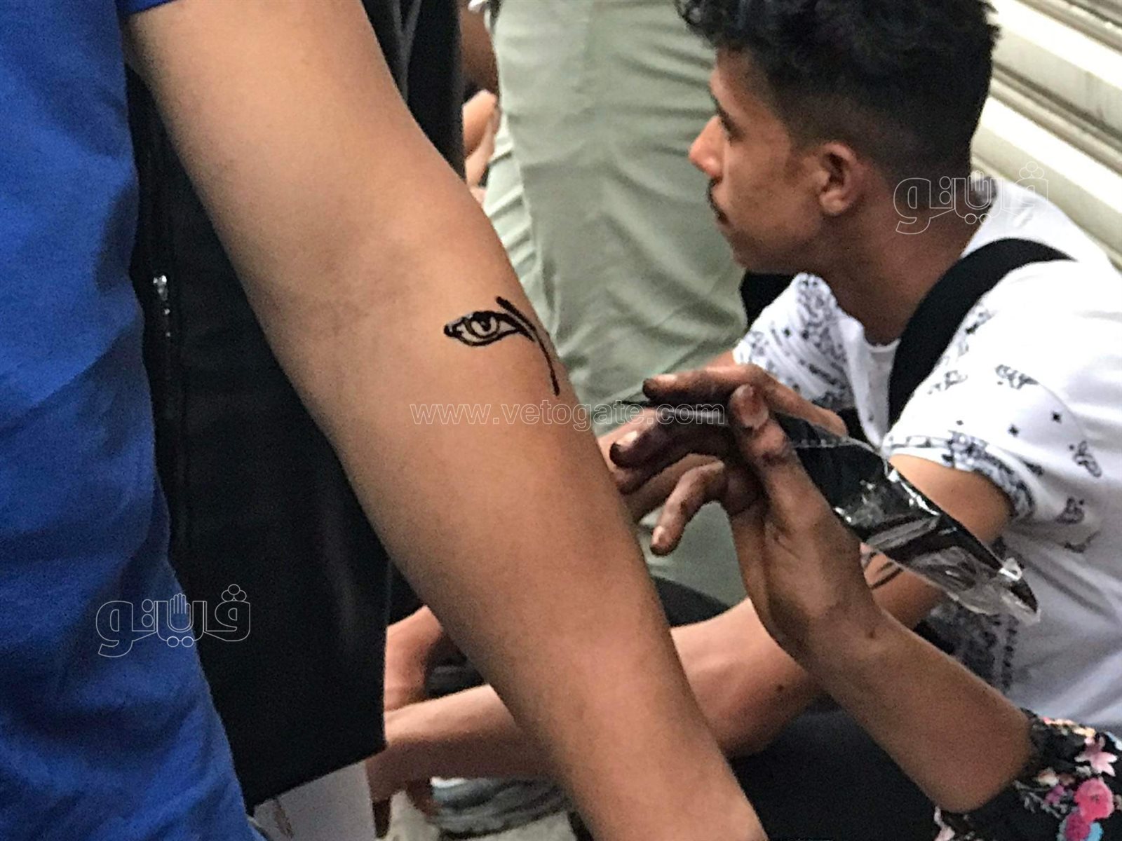 التاتو يجذب زوار شارع المعز في ثاني أيام عيد الفطر (10)