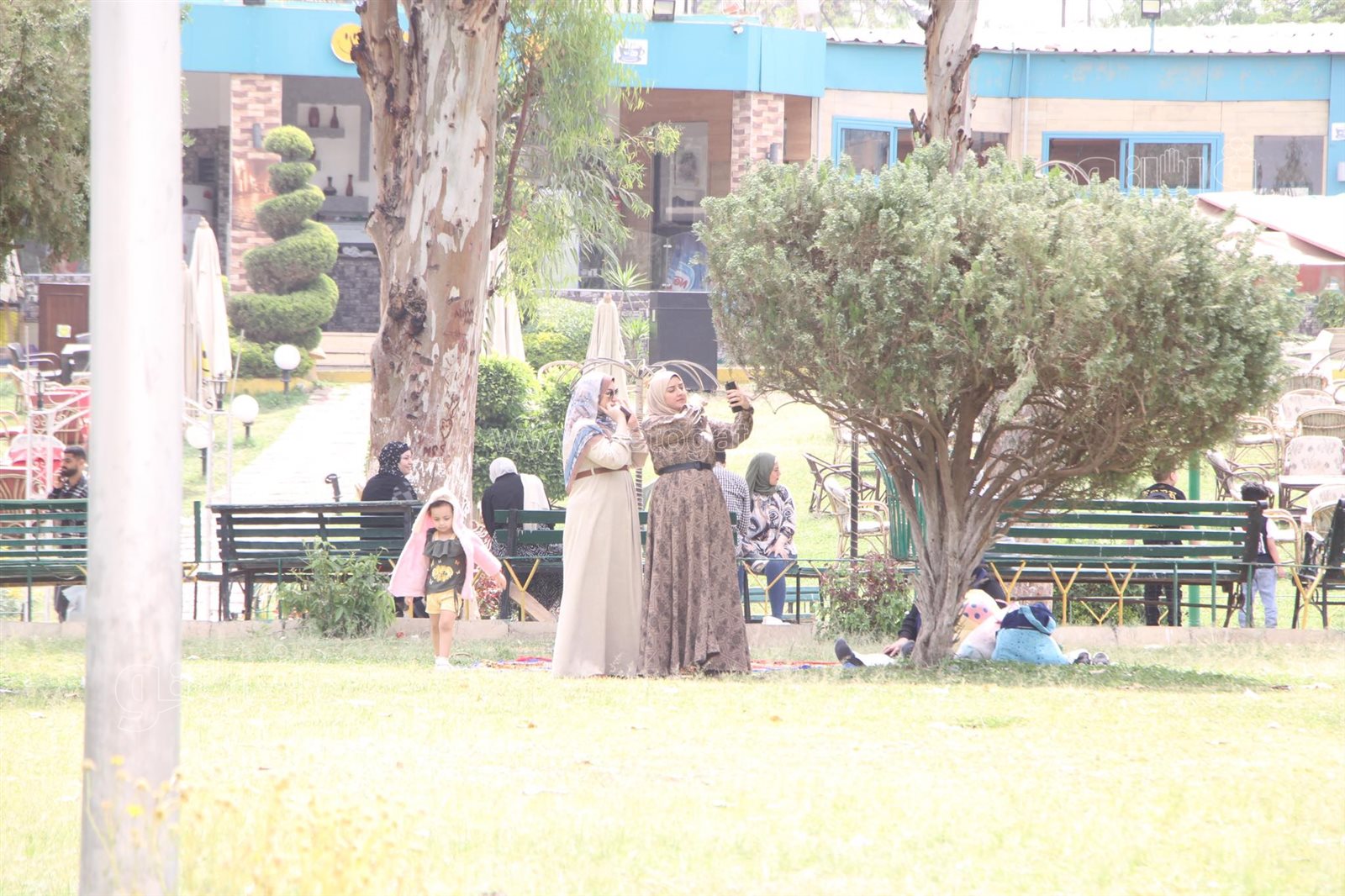 إقبال المواطنين على الحديقة الدولية للاحتفال بثالث أيام عيد الفطر (9)