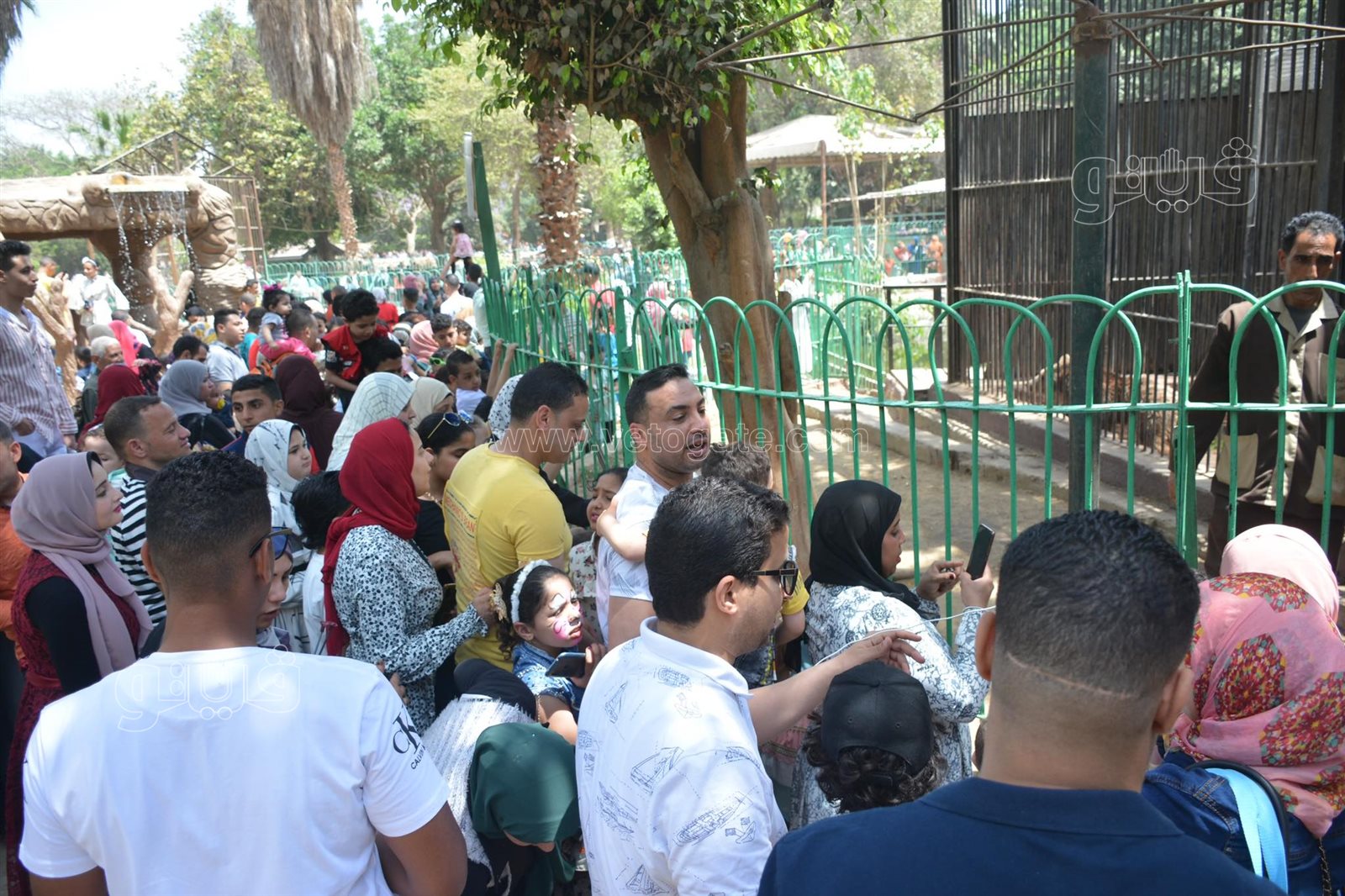 إقبال كثيف على حديقة الحيوان بالجيزة في ثالث أيام عيد الفطر (4)