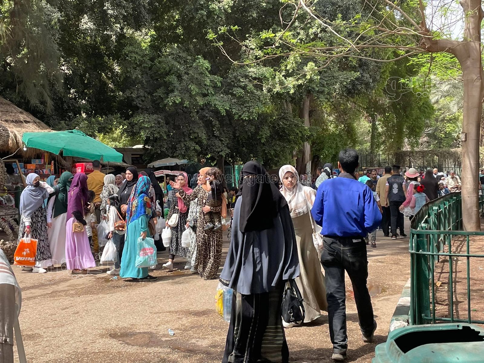 إقبال كثيف على حديقة الحيوان بالجيزة في ثالث أيام عيد الفطر (7)