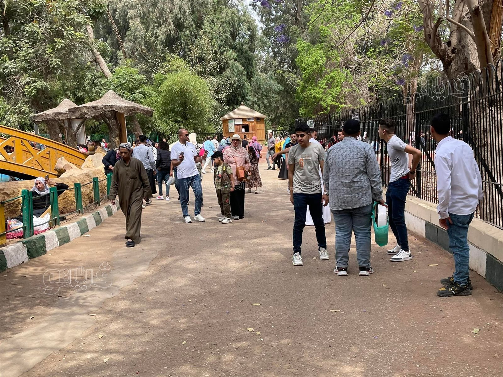 إقبال كثيف على حديقة الحيوان بالجيزة في ثالث أيام عيد الفطر (11)