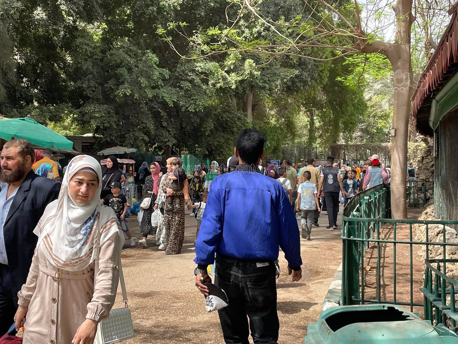 إقبال كثيف على حديقة الحيوان بالجيزة في ثالث أيام عيد الفطر (14)
