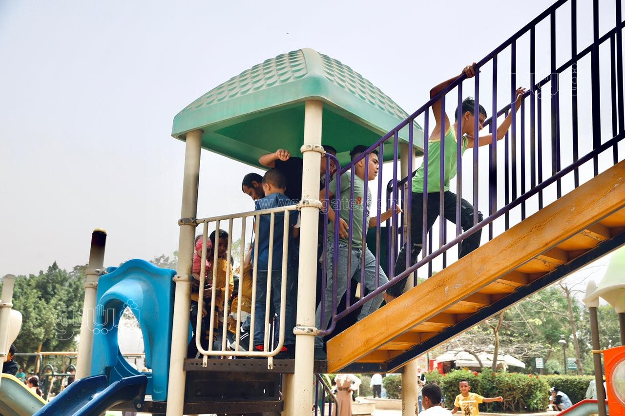 زوار حديقة الأزهر يستمتعون بملاهي الحديقة (1)