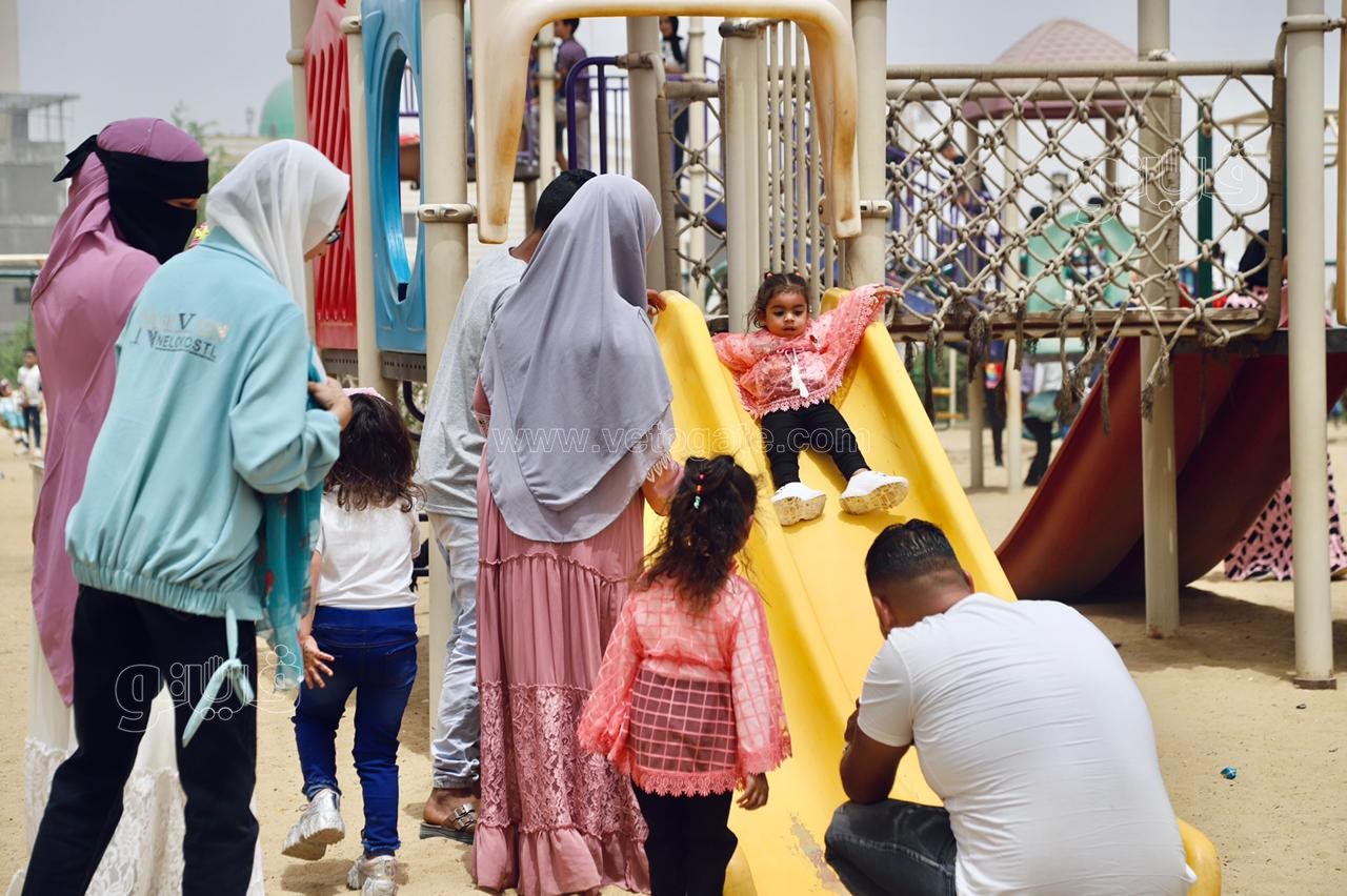 زوار حديقة الأزهر يستمتعون بملاهي الحديقة (2)