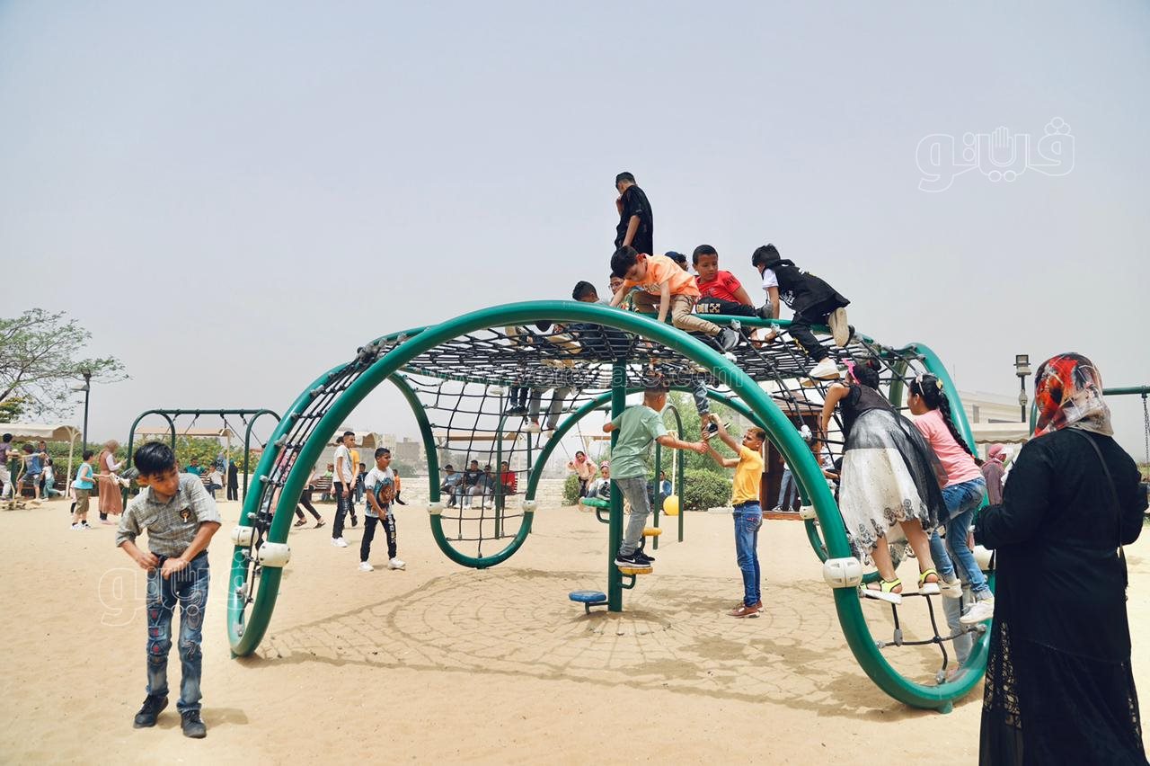 زوار حديقة الأزهر يستمتعون بملاهي الحديقة (5)