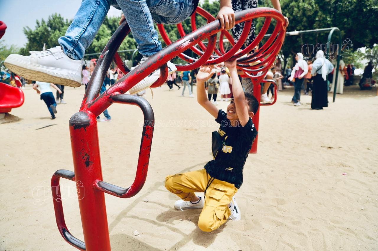 زوار حديقة الأزهر يستمتعون بملاهي الحديقة (6)