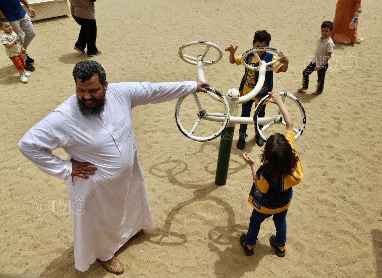 زوار حديقة الأزهر يستمتعون بملاهي الحديقة (9)