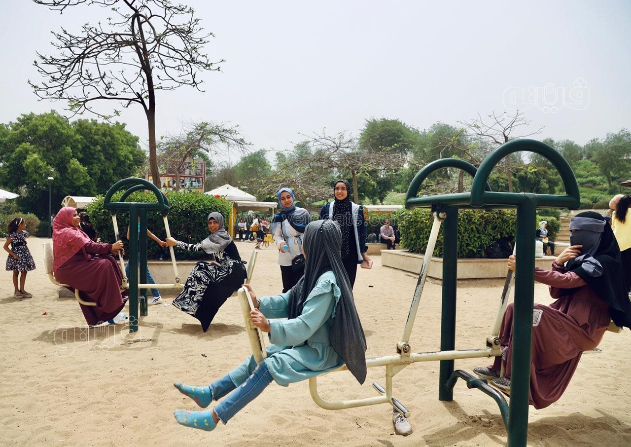 زوار حديقة الأزهر يستمتعون بملاهي الحديقة (11)