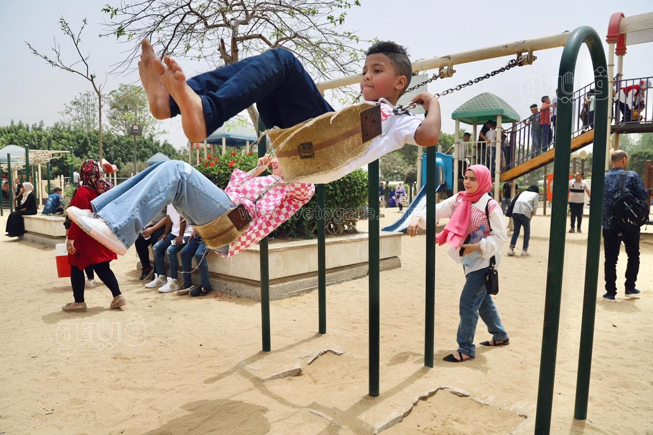 زوار حديقة الأزهر يستمتعون بملاهي الحديقة (16)