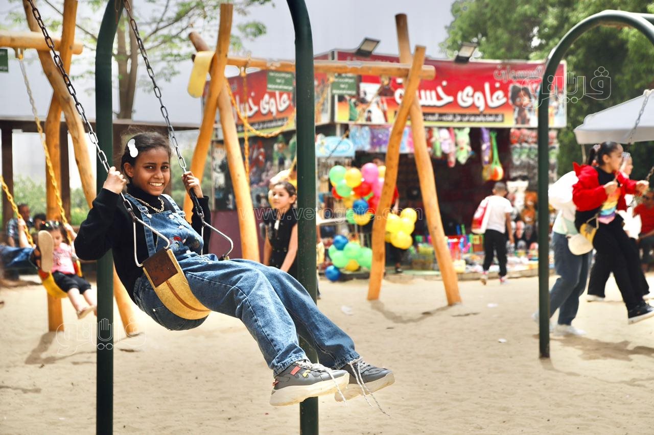 زوار حديقة الأزهر يستمتعون بملاهي الحديقة (18)