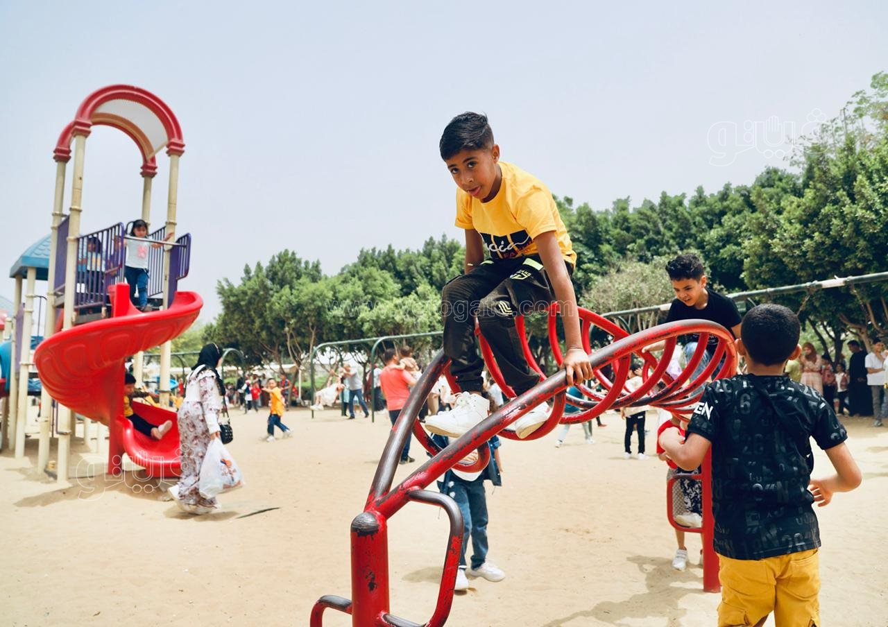 زوار حديقة الأزهر يستمتعون بملاهي الحديقة (27)