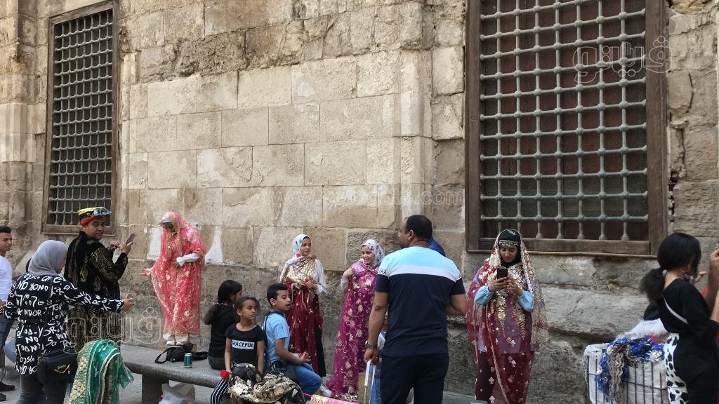 الأزياء الهندية تجذب زوار شارع المعز في ثالث أيام العيد (1)