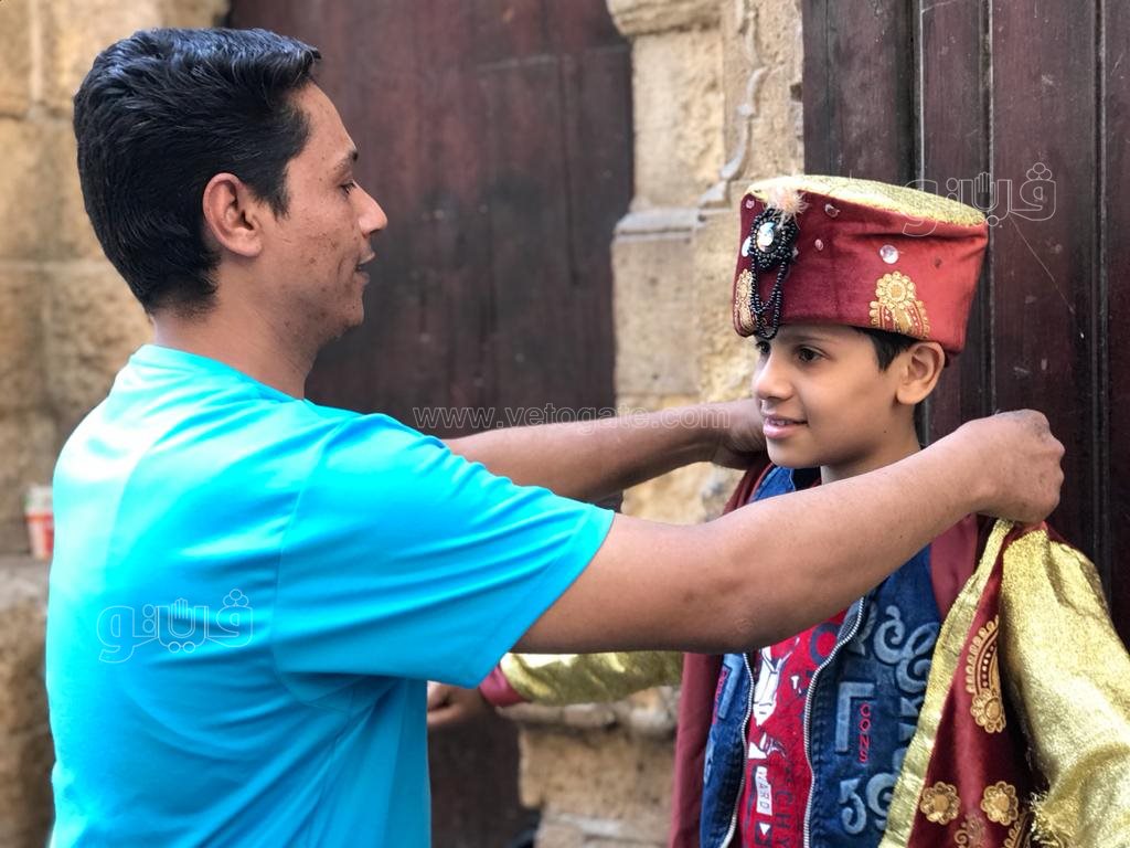 الأزياء الهندية تجذب زوار شارع المعز في ثالث أيام العيد (3)