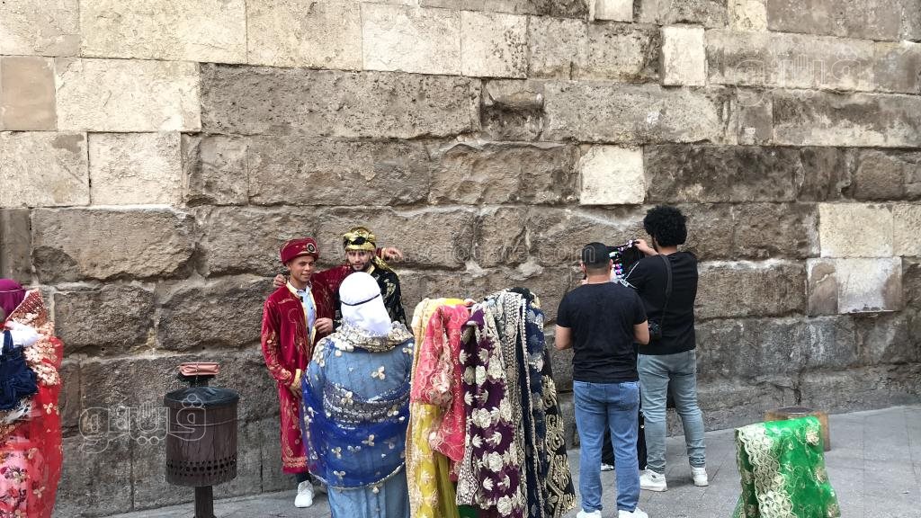 الأزياء الهندية تجذب زوار شارع المعز في ثالث أيام العيد (5)