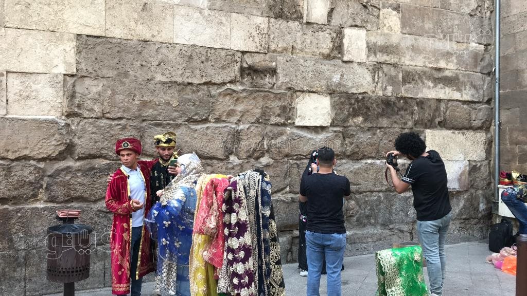 الأزياء الهندية تجذب زوار شارع المعز في ثالث أيام العيد (6)