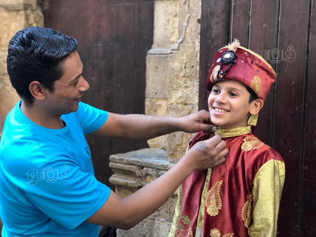 الأزياء الهندية تجذب زوار شارع المعز في ثالث أيام العيد (7)